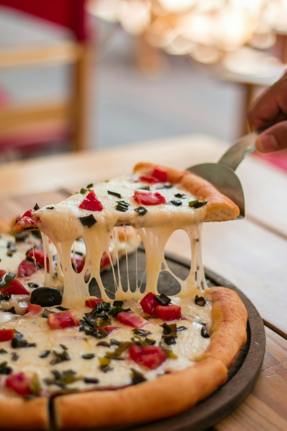 Mozzarella filante su una pizza appena sfornata