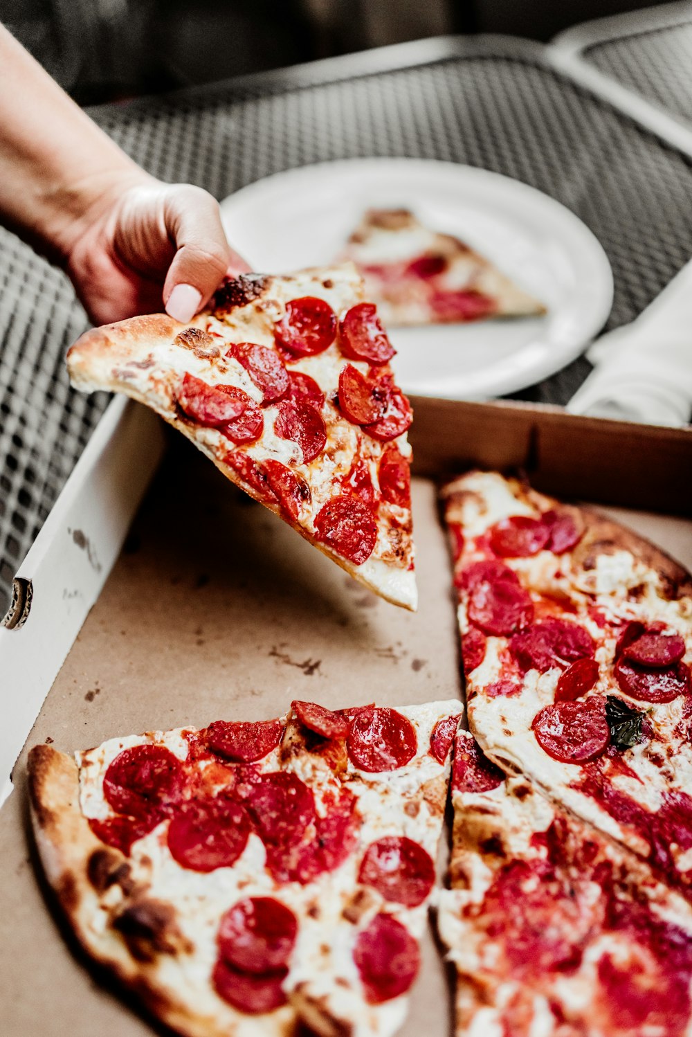 Pizza nel cartone da asporto